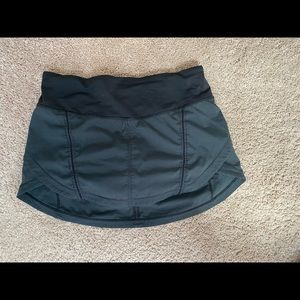 Lululemon black skirt size 6